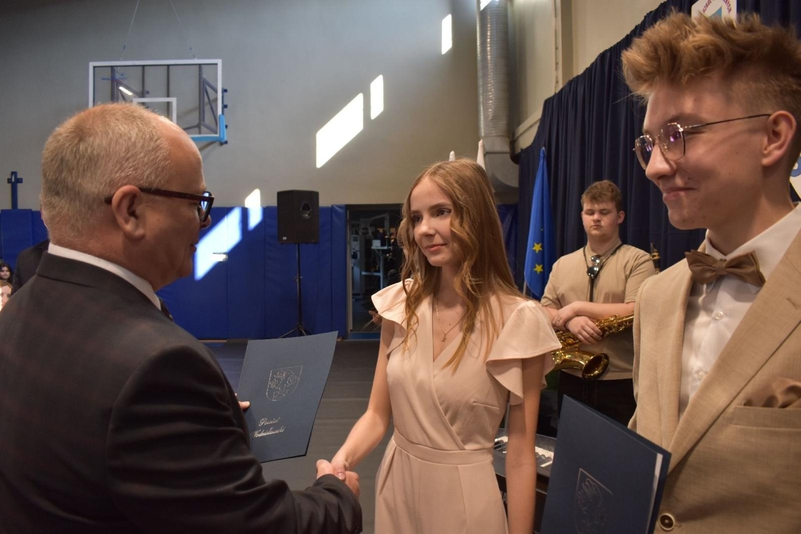 Zdjęcie w galerii na portalu naszwodzislaw.com: Maturzyści powiatowych szkół odebrali świadectwa [FOTO] wiadomości z regionu