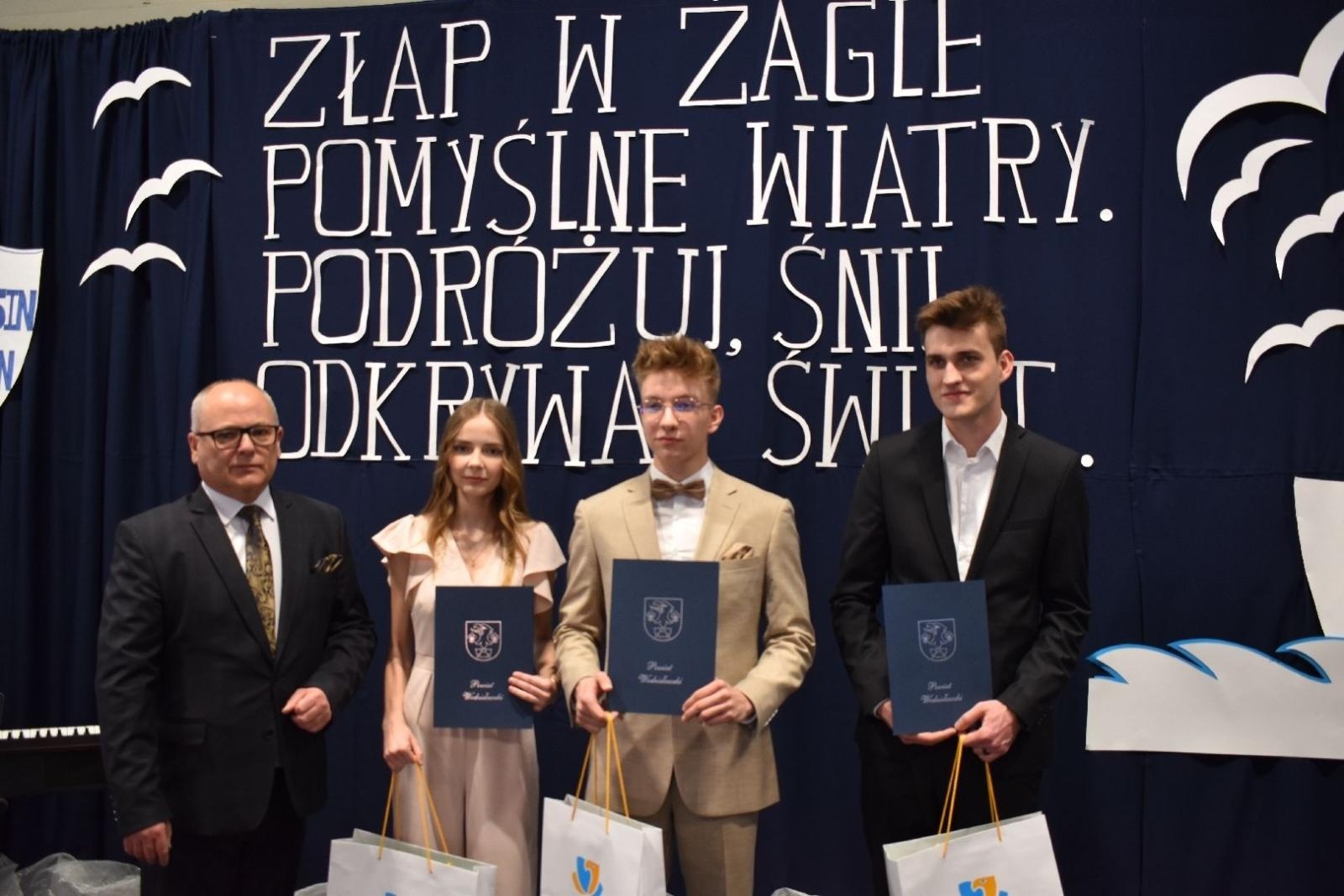 Zdjęcie w galerii na portalu naszwodzislaw.com: Maturzyści powiatowych szkół odebrali świadectwa [FOTO] wiadomości z regionu