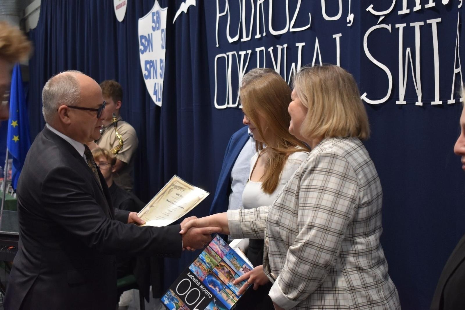 Zdjęcie w galerii na portalu naszwodzislaw.com: Maturzyści powiatowych szkół odebrali świadectwa [FOTO] wiadomości z regionu