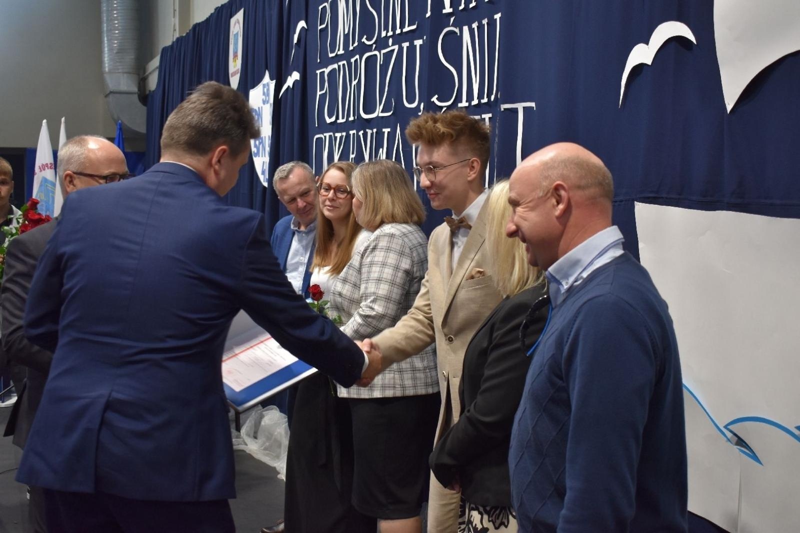 Zdjęcie w galerii na portalu naszwodzislaw.com: Maturzyści powiatowych szkół odebrali świadectwa [FOTO] wiadomości z regionu