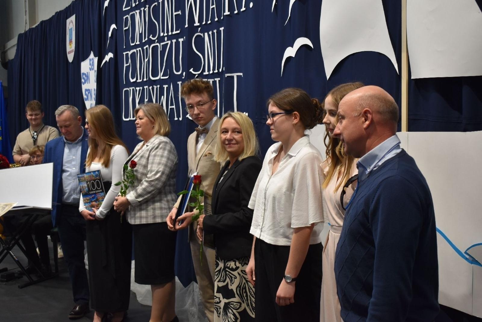 Zdjęcie w galerii na portalu naszwodzislaw.com: Maturzyści powiatowych szkół odebrali świadectwa [FOTO] wiadomości z regionu