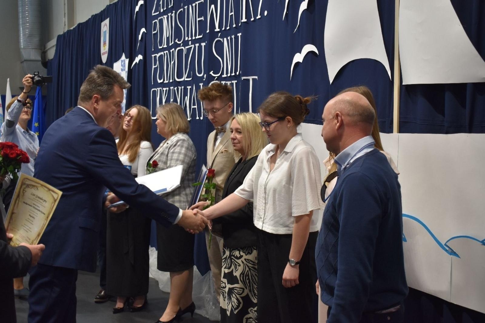 Zdjęcie w galerii na portalu naszwodzislaw.com: Maturzyści powiatowych szkół odebrali świadectwa [FOTO] wiadomości z regionu