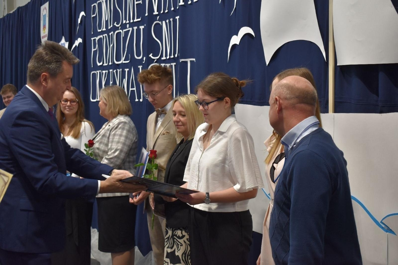 Zdjęcie w galerii na portalu naszwodzislaw.com: Maturzyści powiatowych szkół odebrali świadectwa [FOTO] wiadomości z regionu