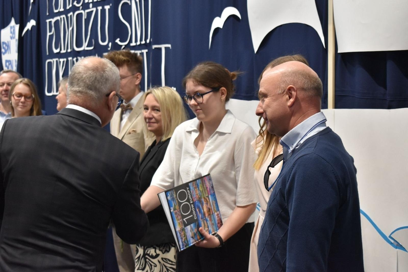 Zdjęcie w galerii na portalu naszwodzislaw.com: Maturzyści powiatowych szkół odebrali świadectwa [FOTO] wiadomości z regionu