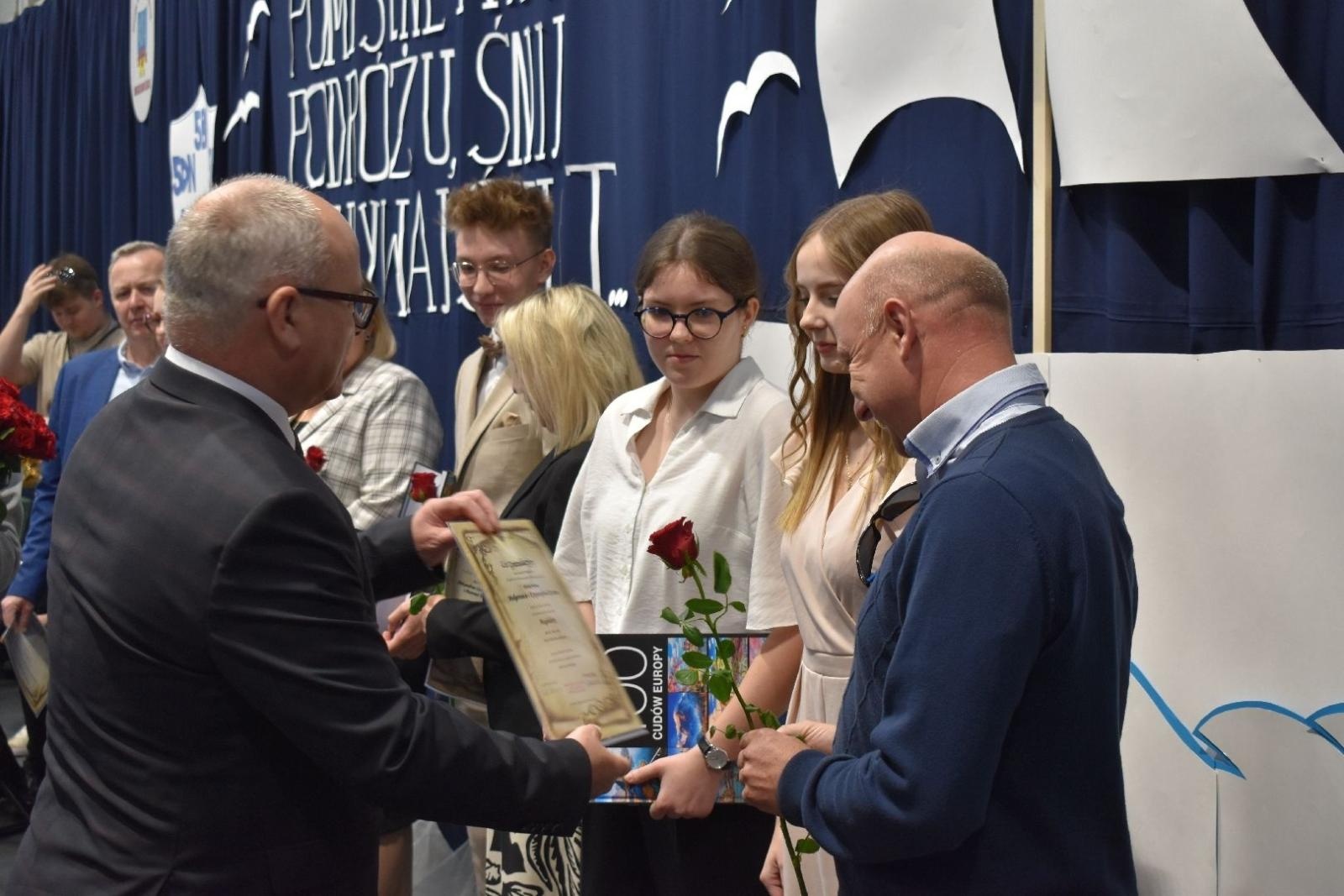 Zdjęcie w galerii na portalu naszwodzislaw.com: Maturzyści powiatowych szkół odebrali świadectwa [FOTO] wiadomości z regionu