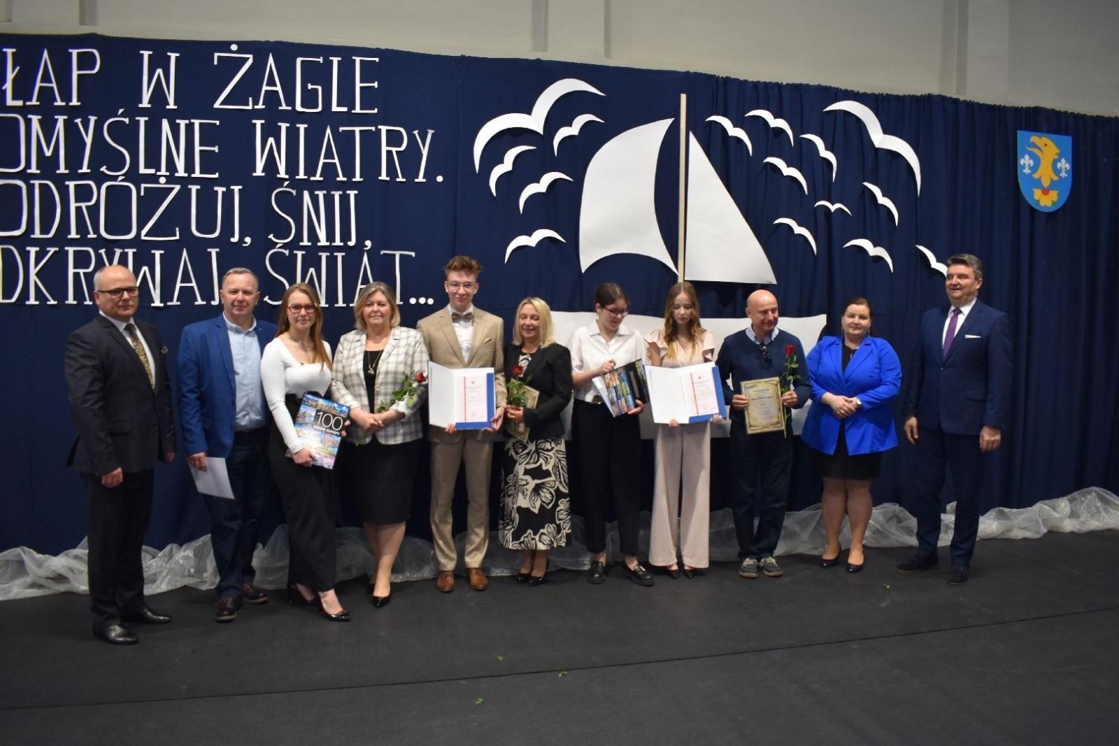 Zdjęcie w galerii na portalu naszwodzislaw.com: Maturzyści powiatowych szkół odebrali świadectwa [FOTO] wiadomości z regionu