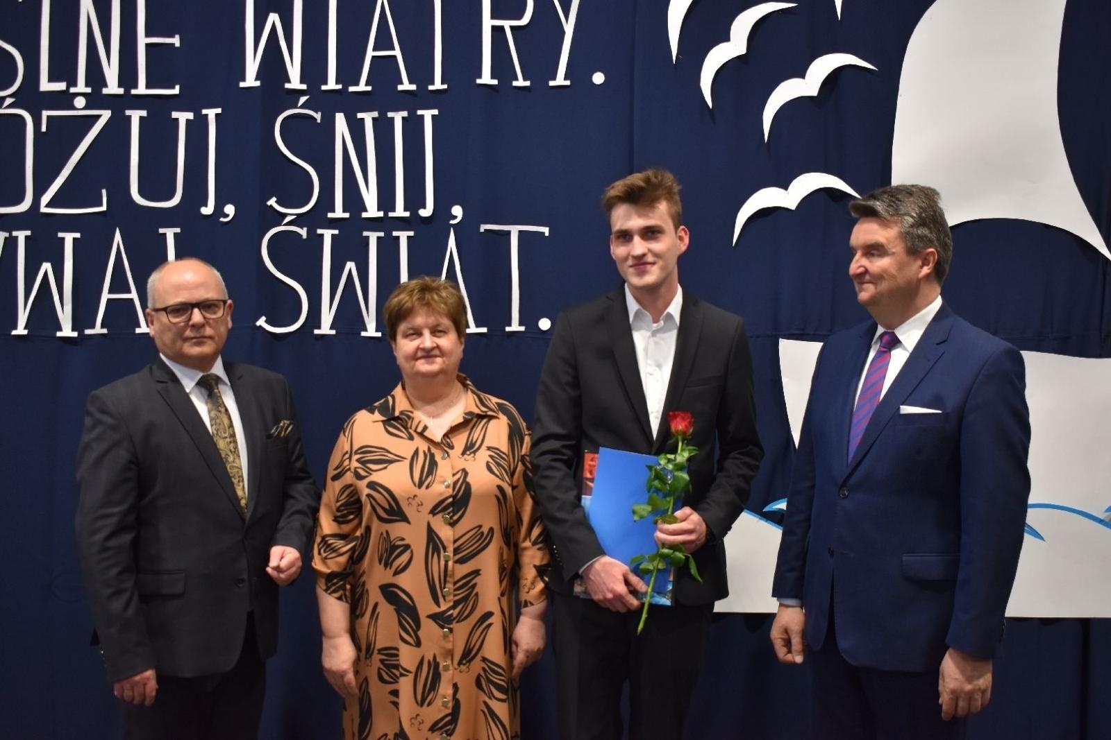 Zdjęcie w galerii na portalu naszwodzislaw.com: Maturzyści powiatowych szkół odebrali świadectwa [FOTO] wiadomości z regionu