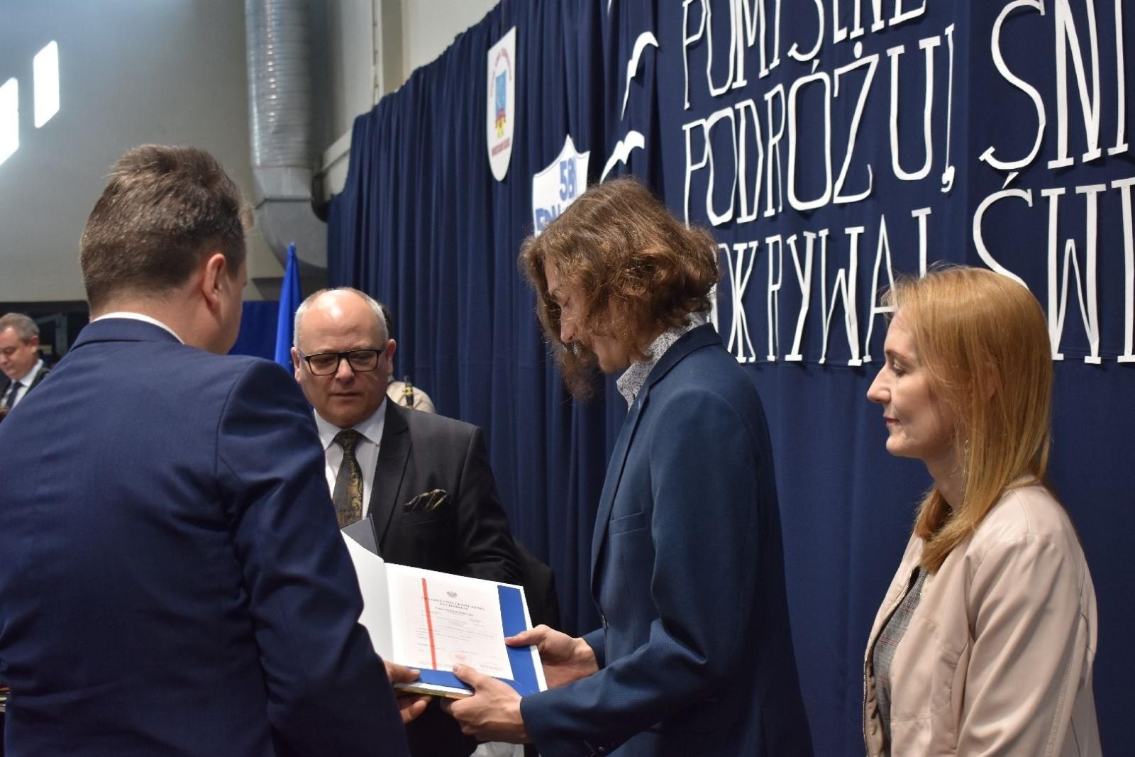 Zdjęcie w galerii na portalu naszwodzislaw.com: Maturzyści powiatowych szkół odebrali świadectwa [FOTO] wiadomości z regionu
