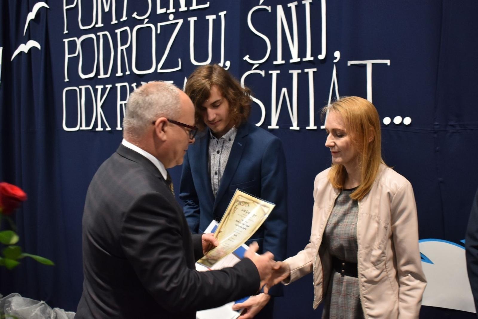 Zdjęcie w galerii na portalu naszwodzislaw.com: Maturzyści powiatowych szkół odebrali świadectwa [FOTO] wiadomości z regionu