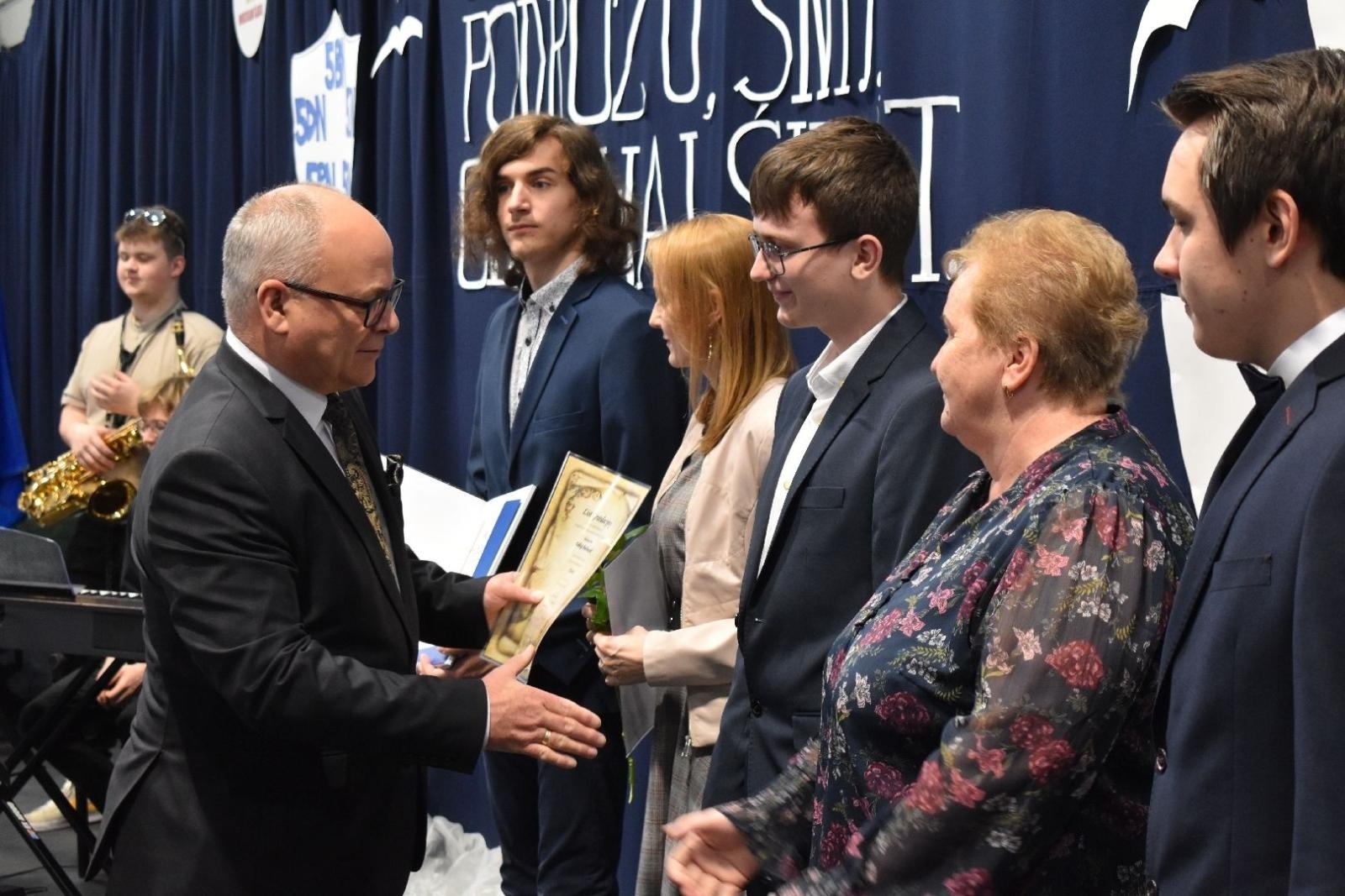 Zdjęcie w galerii na portalu naszwodzislaw.com: Maturzyści powiatowych szkół odebrali świadectwa [FOTO] wiadomości z regionu