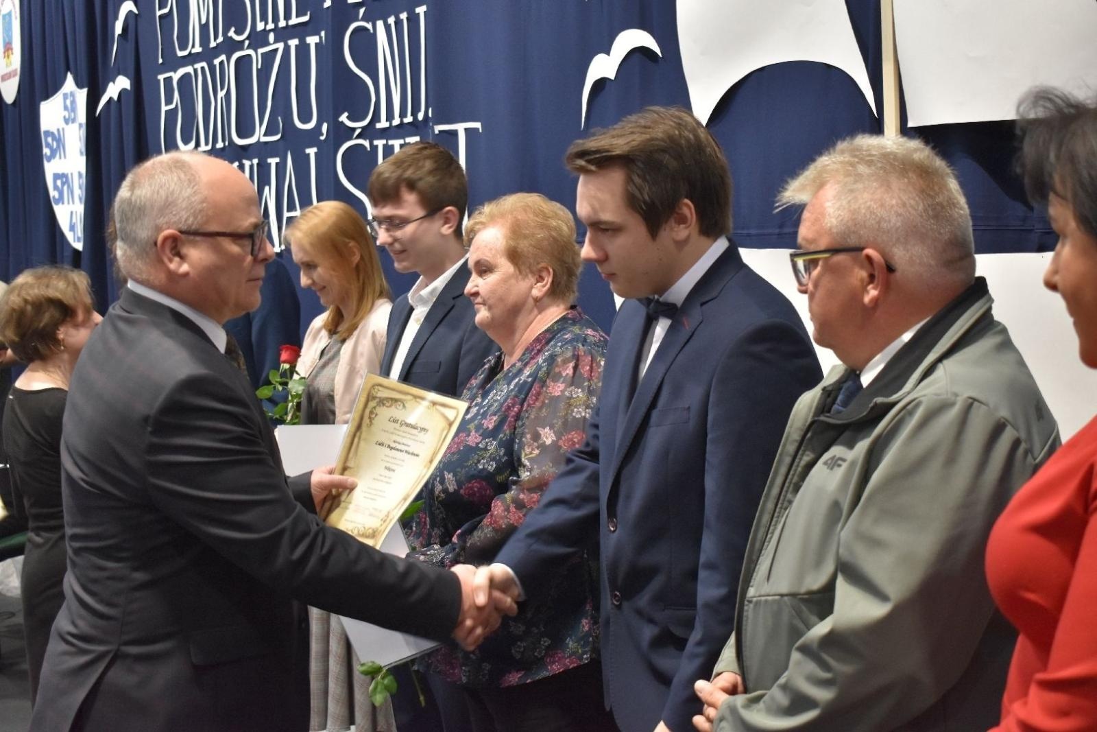 Zdjęcie w galerii na portalu naszwodzislaw.com: Maturzyści powiatowych szkół odebrali świadectwa [FOTO] wiadomości z regionu