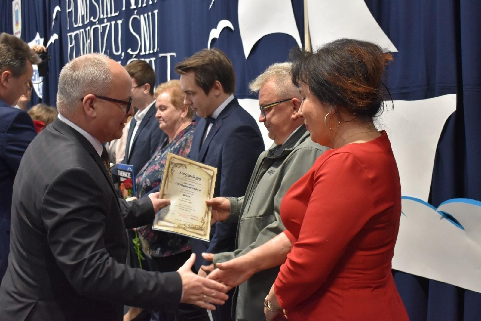 Zdjęcie w galerii na portalu naszwodzislaw.com: Maturzyści powiatowych szkół odebrali świadectwa [FOTO] wiadomości z regionu