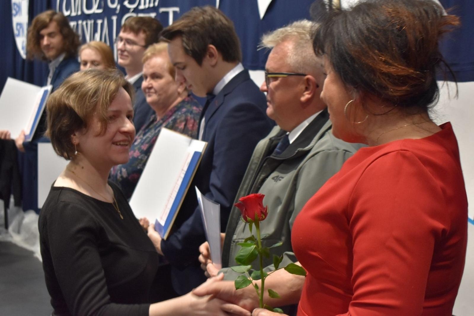 Zdjęcie w galerii na portalu naszwodzislaw.com: Maturzyści powiatowych szkół odebrali świadectwa [FOTO] wiadomości z regionu