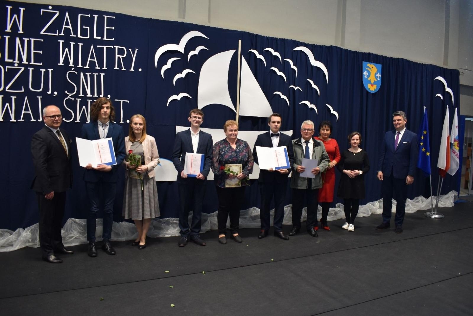 Zdjęcie w galerii na portalu naszwodzislaw.com: Maturzyści powiatowych szkół odebrali świadectwa [FOTO] wiadomości z regionu