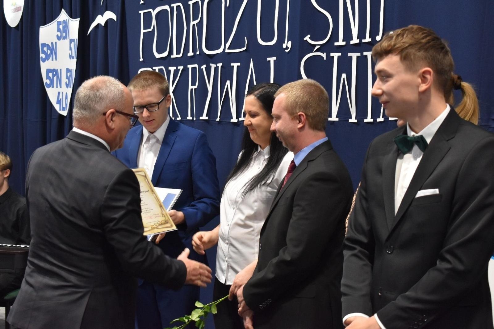 Zdjęcie w galerii na portalu naszwodzislaw.com: Maturzyści powiatowych szkół odebrali świadectwa [FOTO] wiadomości z regionu