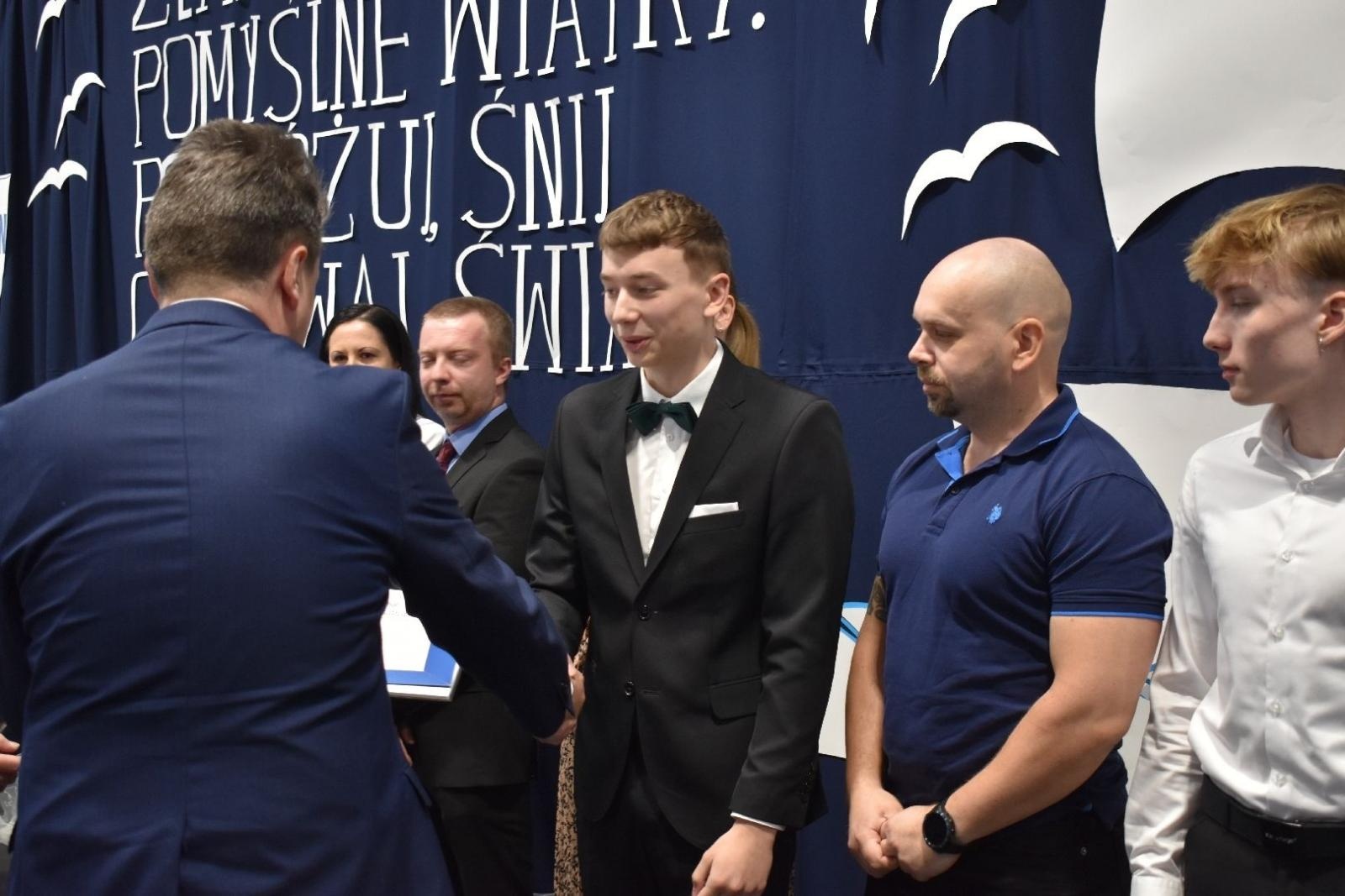 Zdjęcie w galerii na portalu naszwodzislaw.com: Maturzyści powiatowych szkół odebrali świadectwa [FOTO] wiadomości z regionu