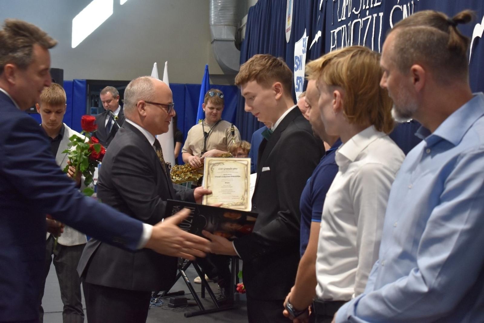 Zdjęcie w galerii na portalu naszwodzislaw.com: Maturzyści powiatowych szkół odebrali świadectwa [FOTO] wiadomości z regionu