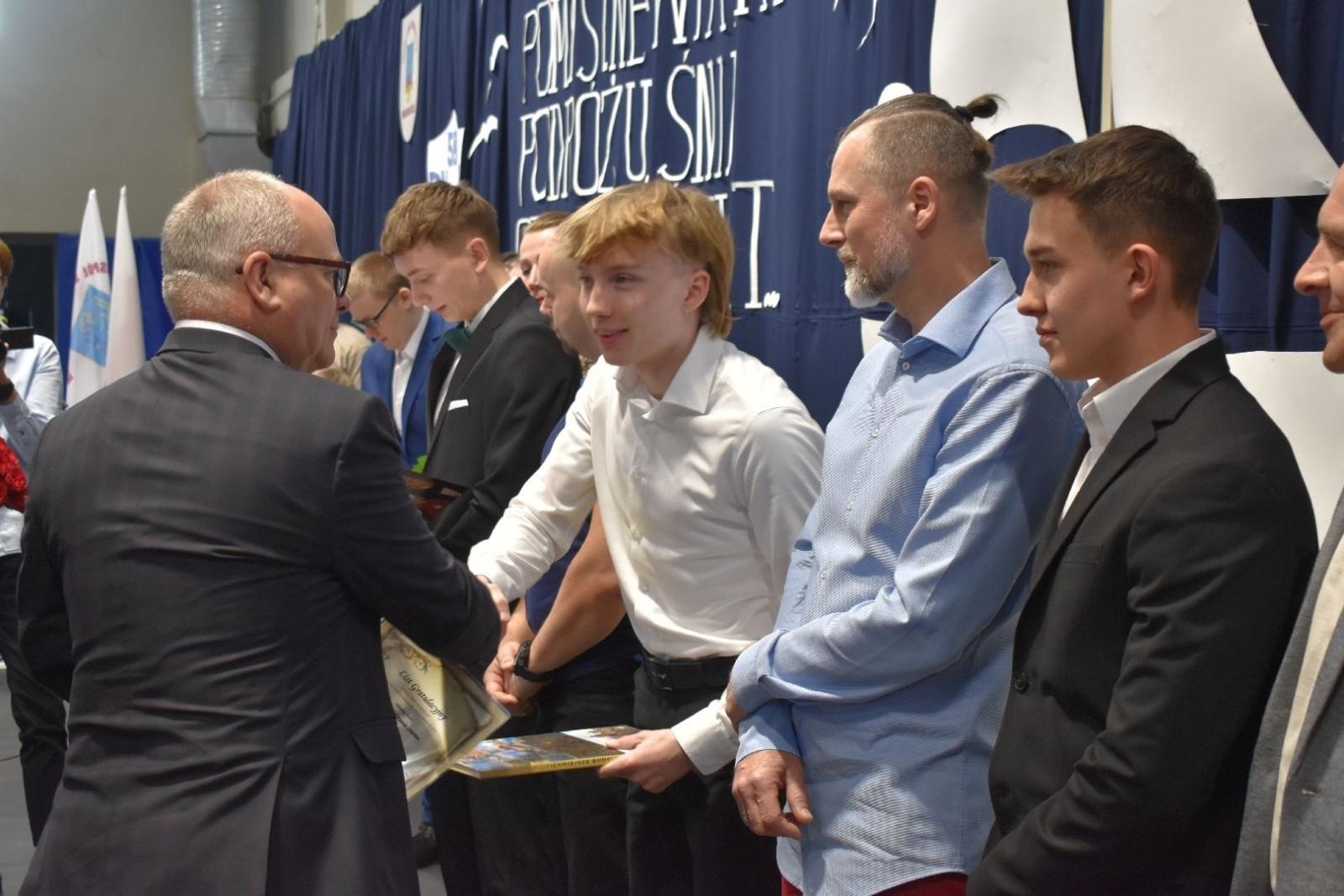 Zdjęcie w galerii na portalu naszwodzislaw.com: Maturzyści powiatowych szkół odebrali świadectwa [FOTO] wiadomości z regionu