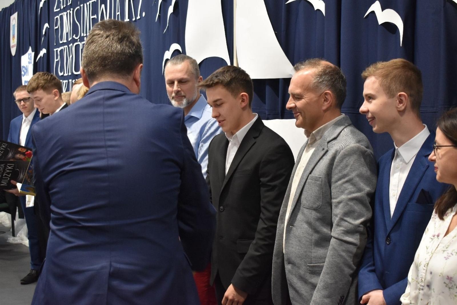 Zdjęcie w galerii na portalu naszwodzislaw.com: Maturzyści powiatowych szkół odebrali świadectwa [FOTO] wiadomości z regionu