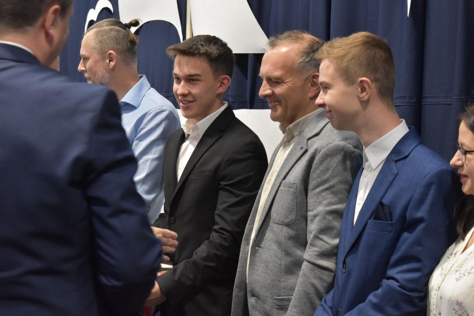 Zdjęcie w galerii na portalu naszwodzislaw.com: Maturzyści powiatowych szkół odebrali świadectwa [FOTO] wiadomości z regionu