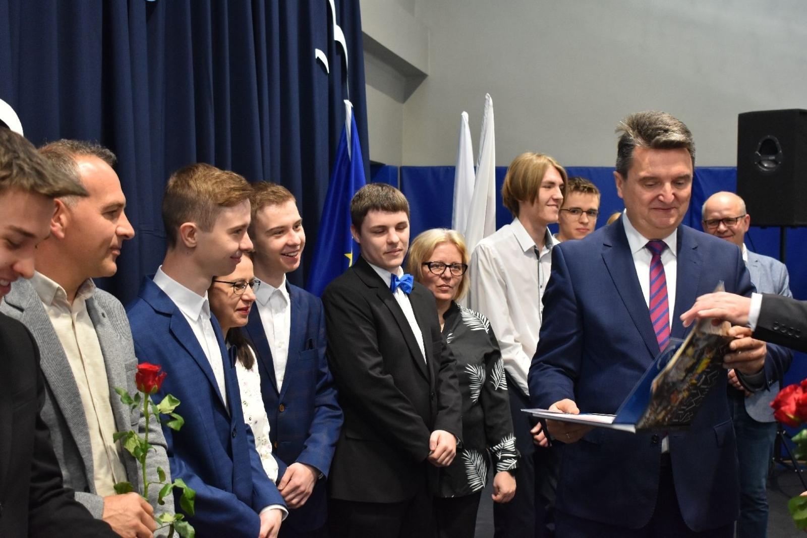 Zdjęcie w galerii na portalu naszwodzislaw.com: Maturzyści powiatowych szkół odebrali świadectwa [FOTO] wiadomości z regionu