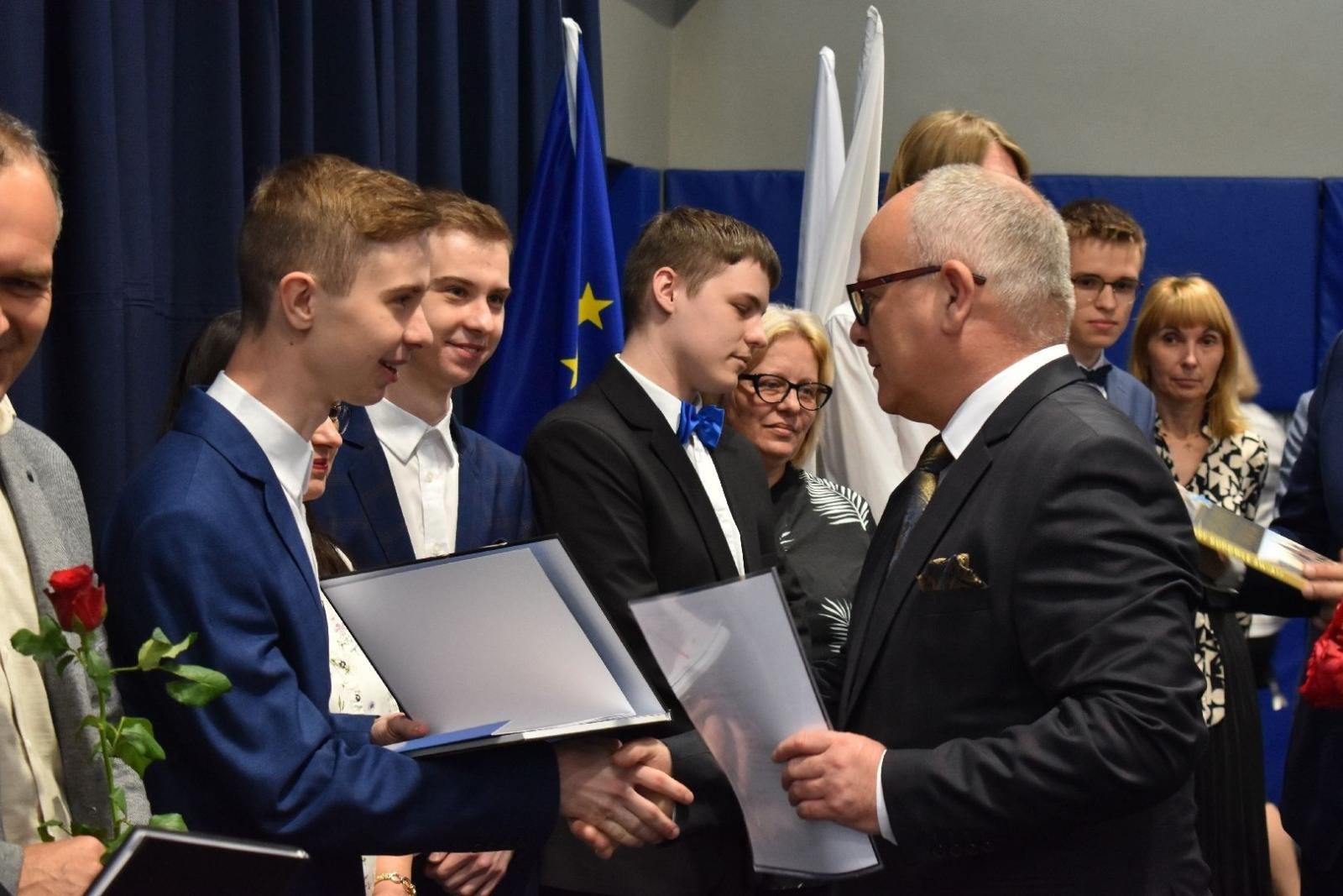 Zdjęcie w galerii na portalu naszwodzislaw.com: Maturzyści powiatowych szkół odebrali świadectwa [FOTO] wiadomości z regionu