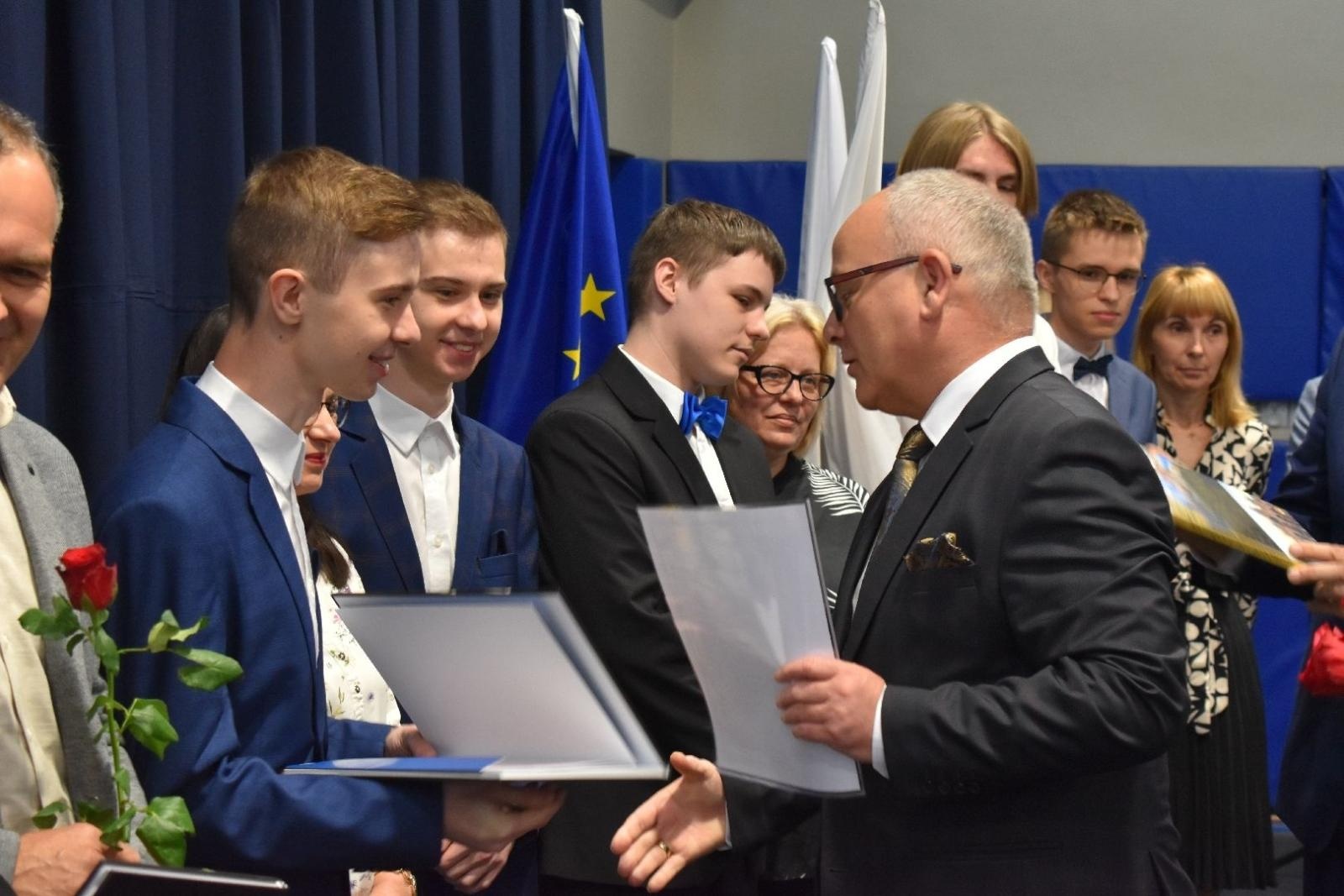 Zdjęcie w galerii na portalu naszwodzislaw.com: Maturzyści powiatowych szkół odebrali świadectwa [FOTO] wiadomości z regionu