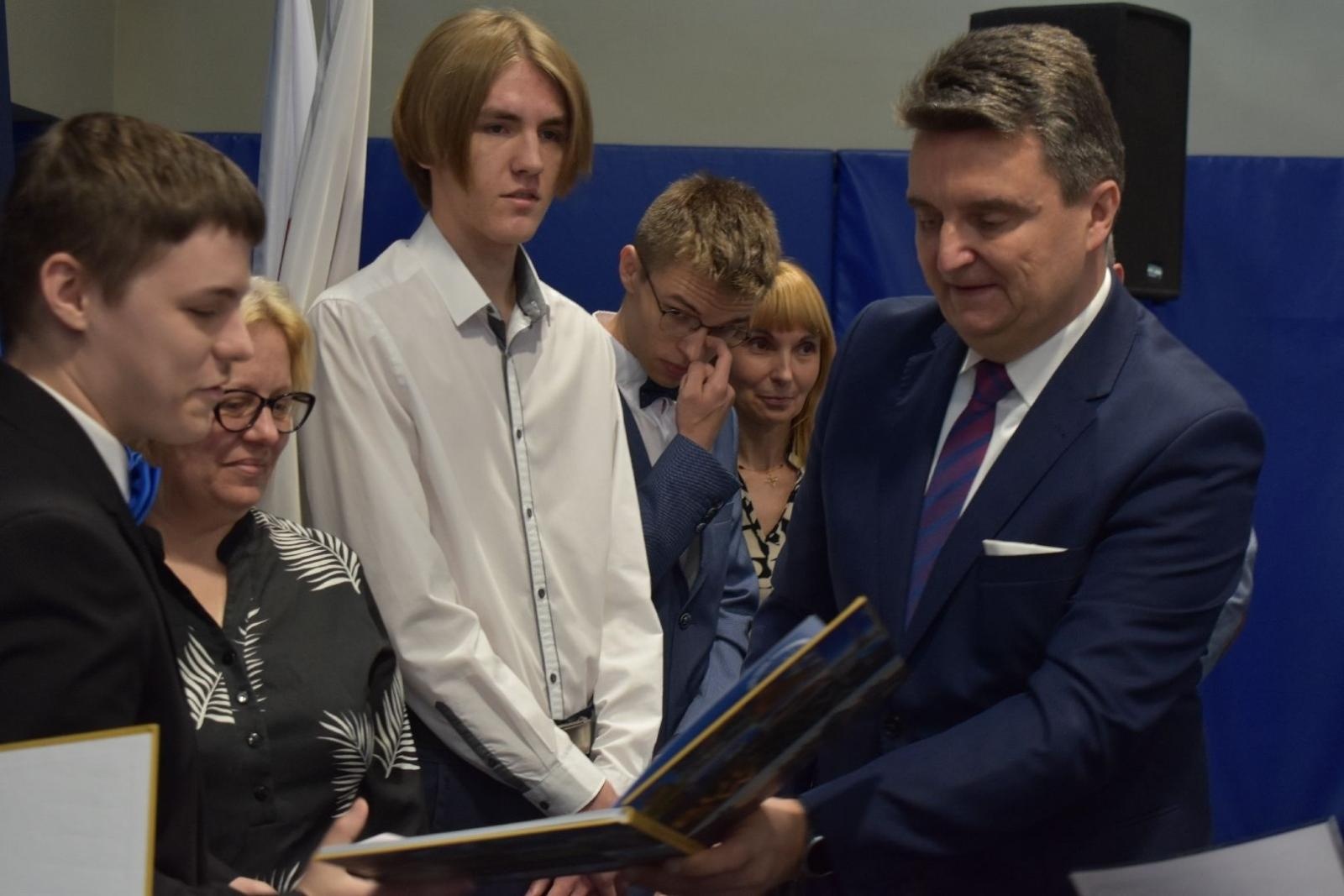 Zdjęcie w galerii na portalu naszwodzislaw.com: Maturzyści powiatowych szkół odebrali świadectwa [FOTO] wiadomości z regionu