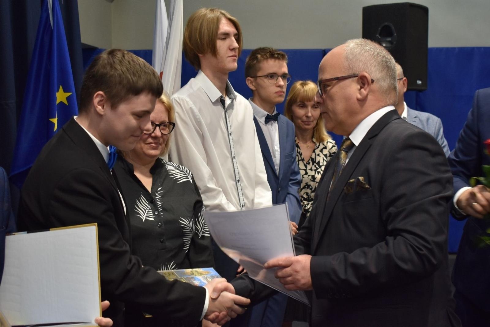 Zdjęcie w galerii na portalu naszwodzislaw.com: Maturzyści powiatowych szkół odebrali świadectwa [FOTO] wiadomości z regionu