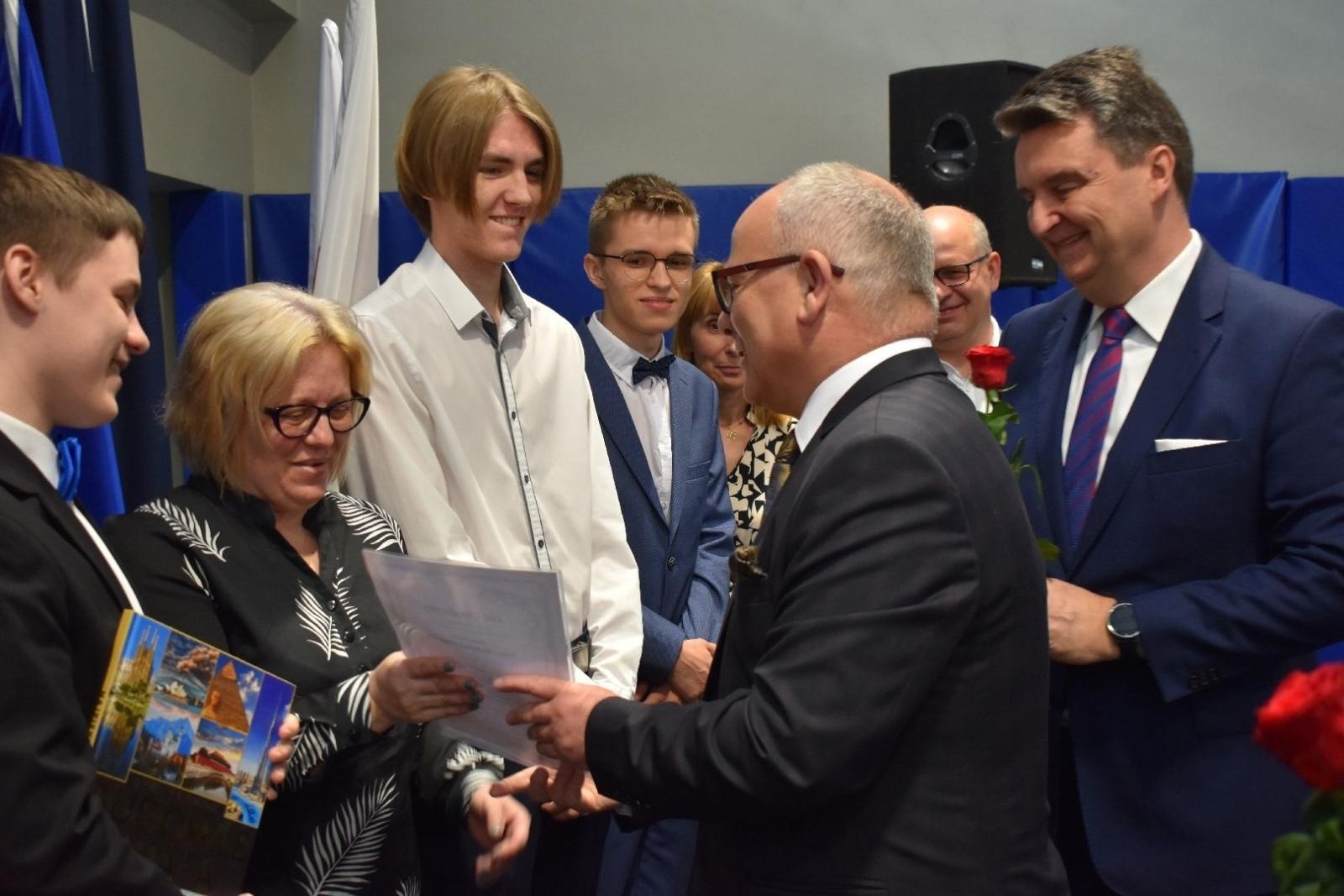 Zdjęcie w galerii na portalu naszwodzislaw.com: Maturzyści powiatowych szkół odebrali świadectwa [FOTO] wiadomości z regionu
