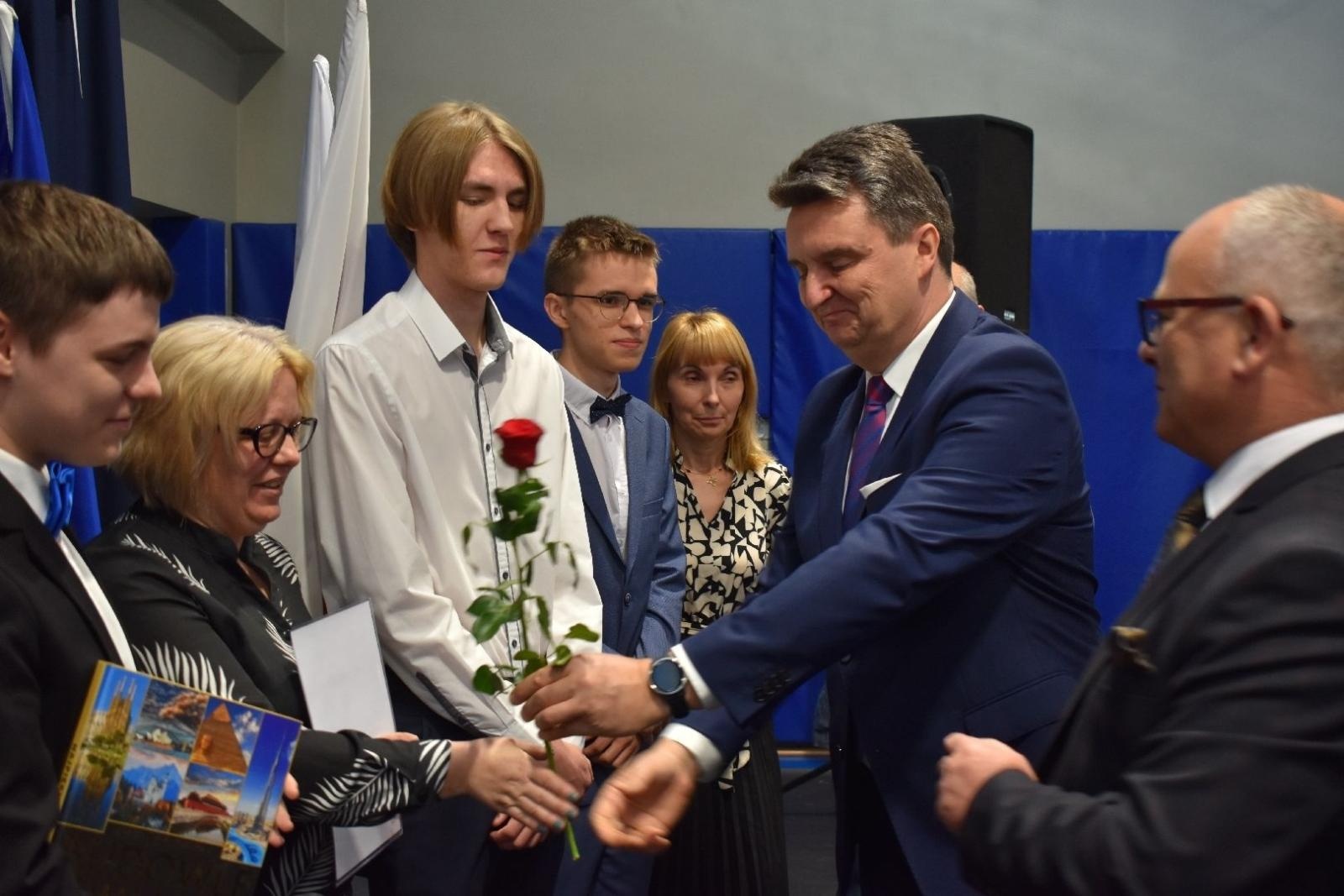 Zdjęcie w galerii na portalu naszwodzislaw.com: Maturzyści powiatowych szkół odebrali świadectwa [FOTO] wiadomości z regionu