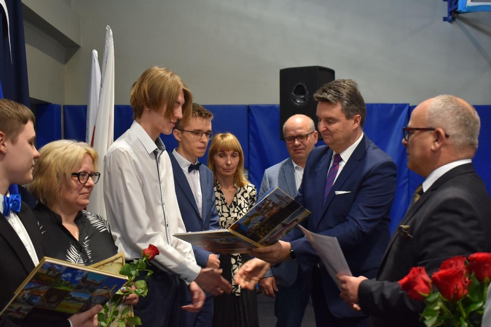 Zdjęcie w galerii na portalu naszwodzislaw.com: Maturzyści powiatowych szkół odebrali świadectwa [FOTO] wiadomości z regionu