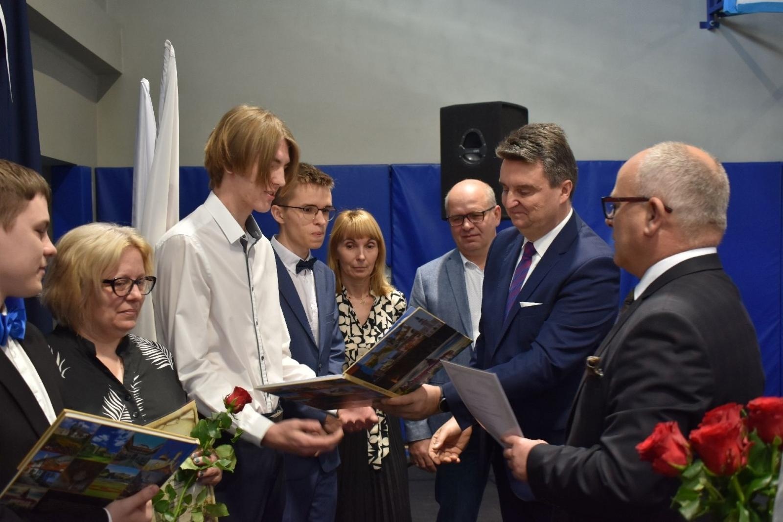 Zdjęcie w galerii na portalu naszwodzislaw.com: Maturzyści powiatowych szkół odebrali świadectwa [FOTO] wiadomości z regionu