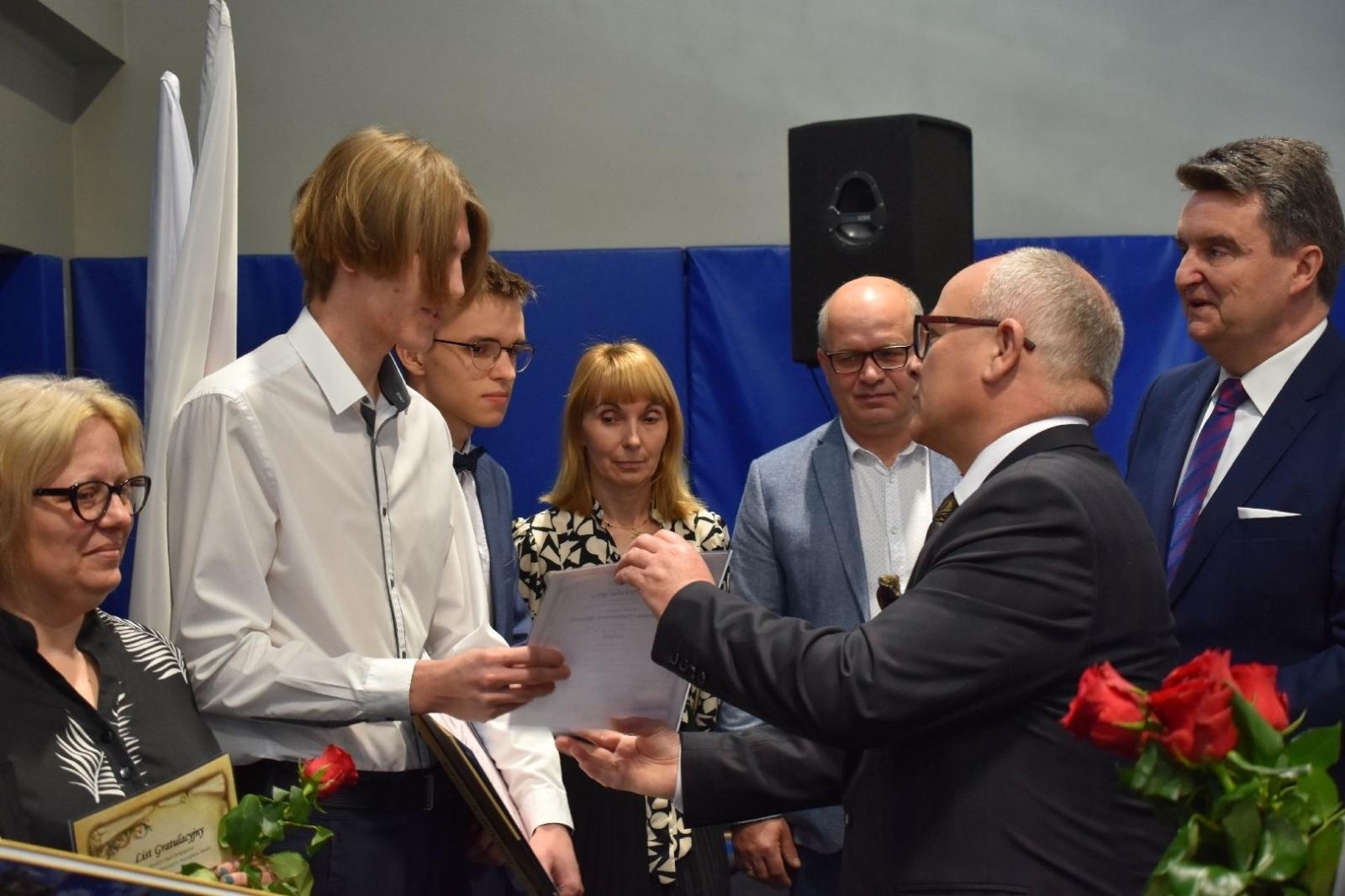 Zdjęcie w galerii na portalu naszwodzislaw.com: Maturzyści powiatowych szkół odebrali świadectwa [FOTO] wiadomości z regionu