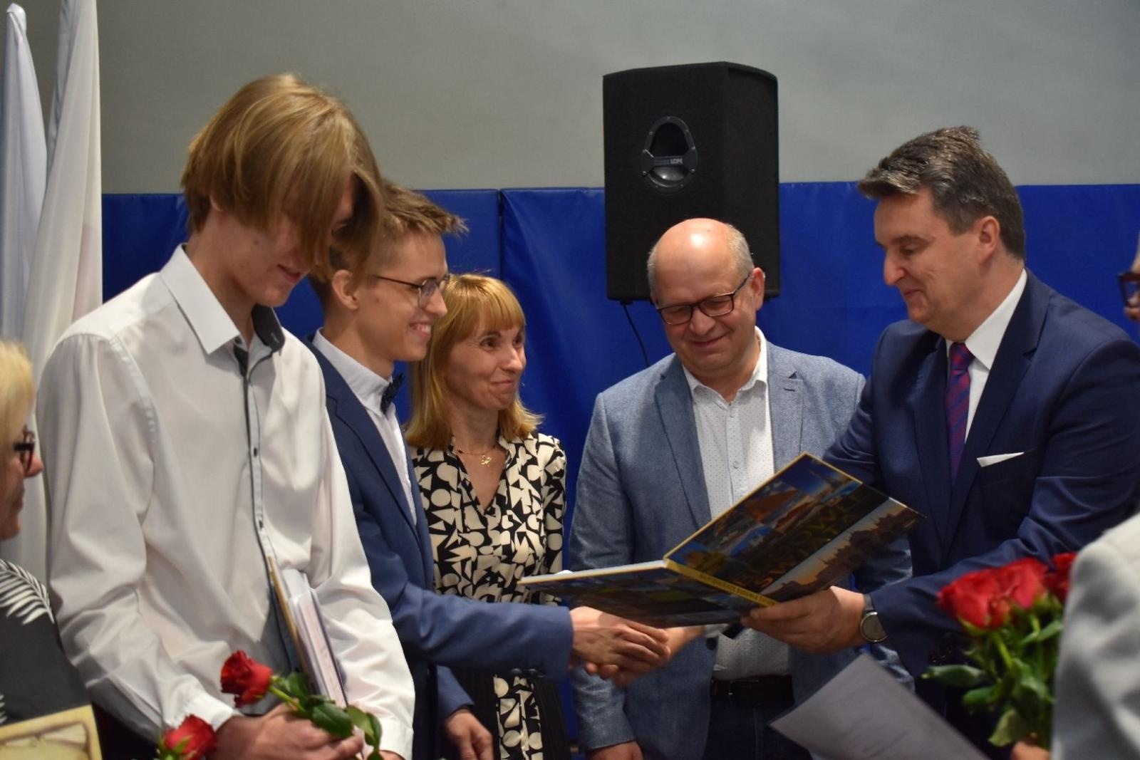 Zdjęcie w galerii na portalu naszwodzislaw.com: Maturzyści powiatowych szkół odebrali świadectwa [FOTO] wiadomości z regionu