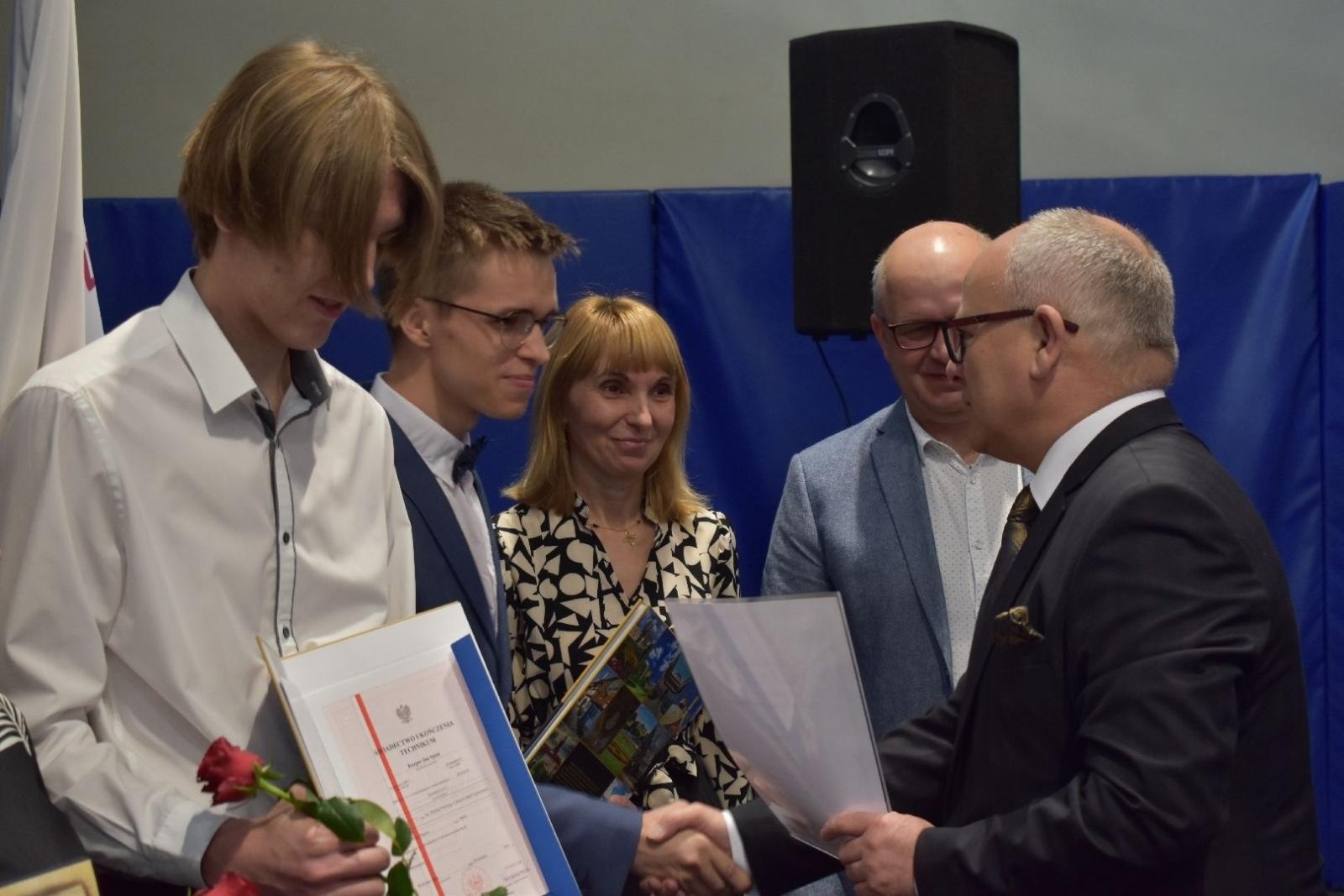 Zdjęcie w galerii na portalu naszwodzislaw.com: Maturzyści powiatowych szkół odebrali świadectwa [FOTO] wiadomości z regionu