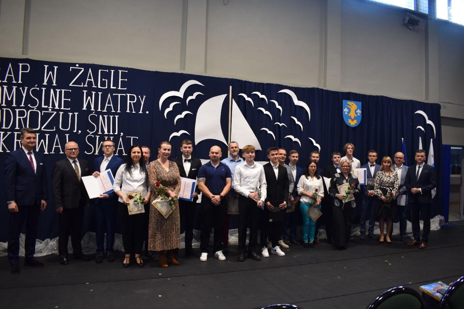 Zdjęcie w galerii na portalu naszwodzislaw.com: Maturzyści powiatowych szkół odebrali świadectwa [FOTO] wiadomości z regionu