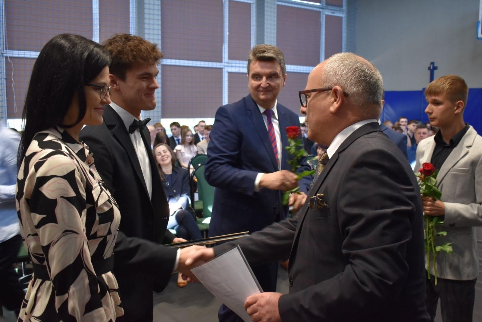 Zdjęcie w galerii na portalu naszwodzislaw.com: Maturzyści powiatowych szkół odebrali świadectwa [FOTO] wiadomości z regionu