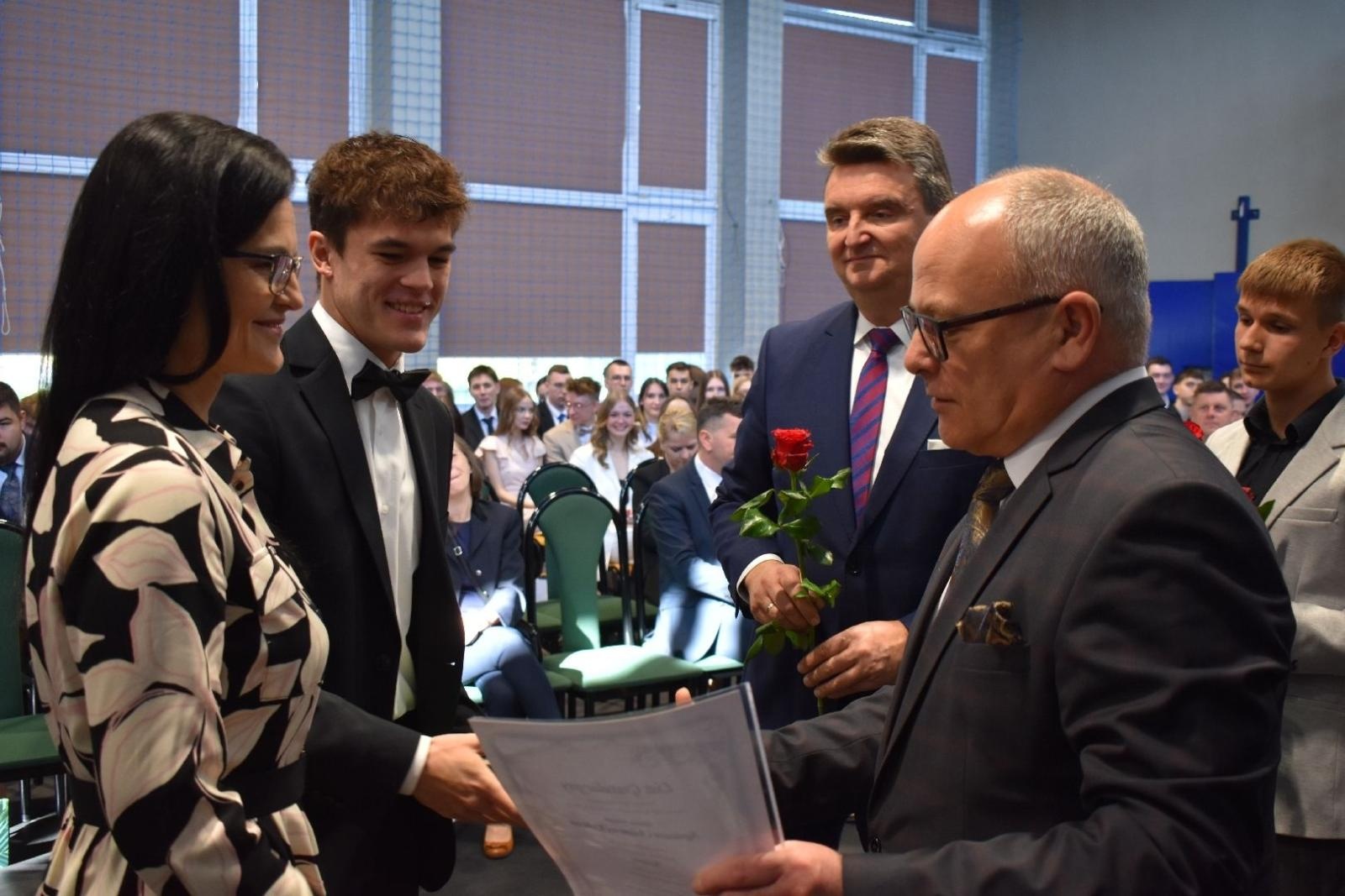 Zdjęcie w galerii na portalu naszwodzislaw.com: Maturzyści powiatowych szkół odebrali świadectwa [FOTO] wiadomości z regionu