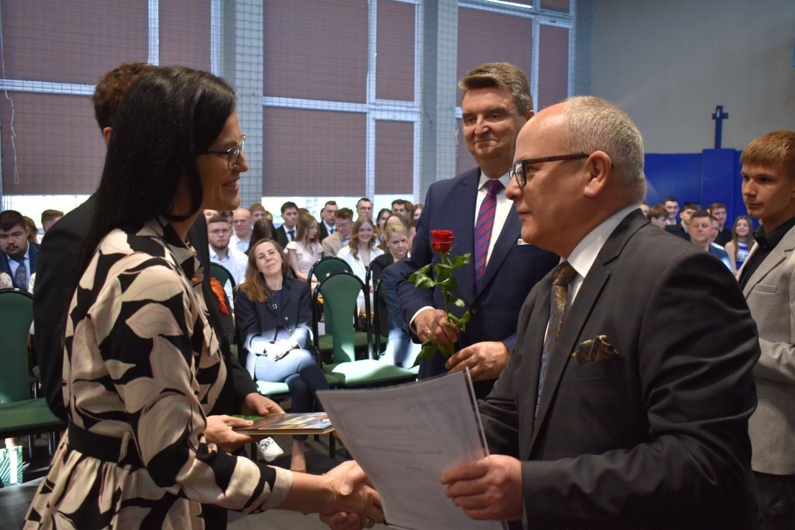 Zdjęcie w galerii na portalu naszwodzislaw.com: Maturzyści powiatowych szkół odebrali świadectwa [FOTO] wiadomości z regionu