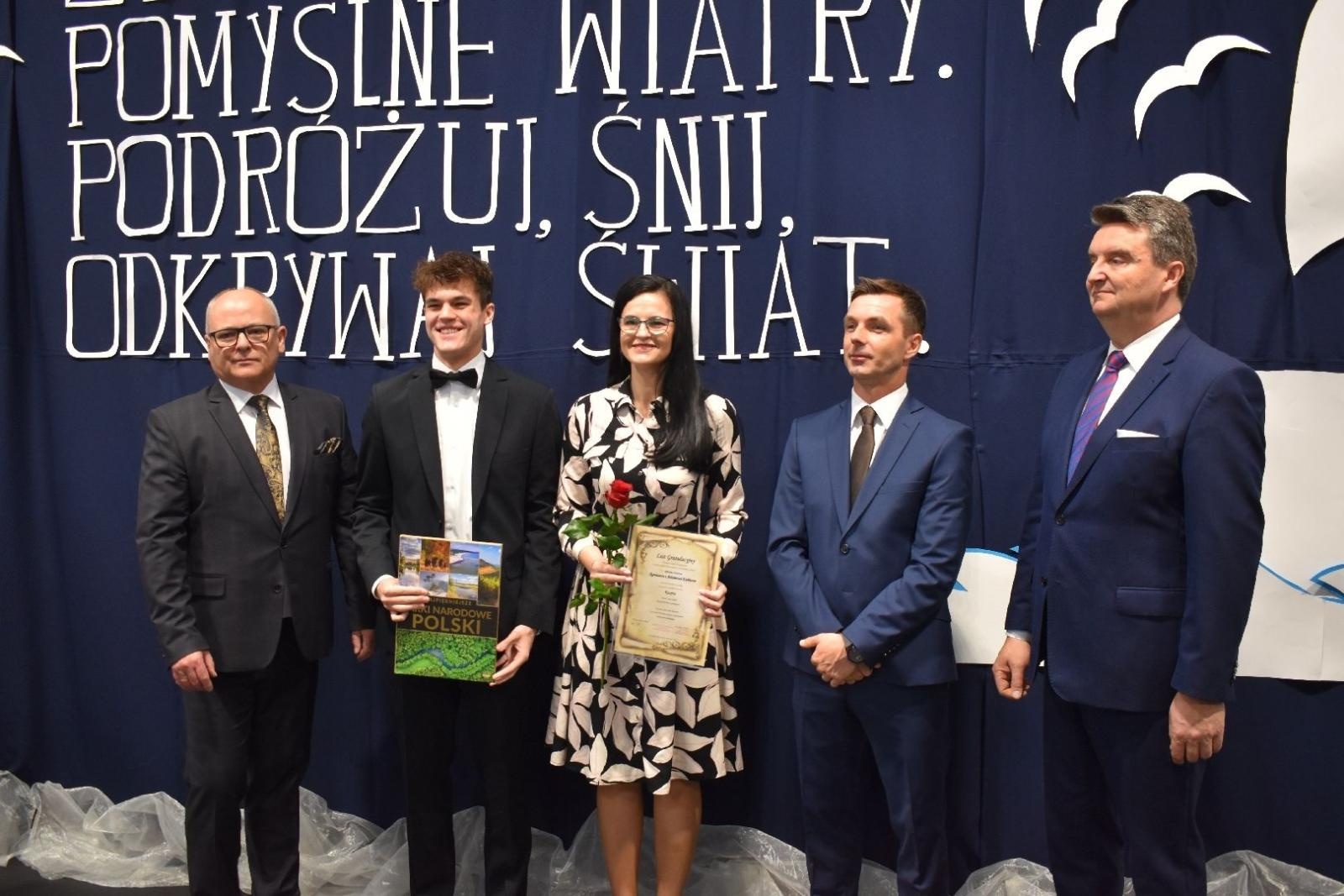 Zdjęcie w galerii na portalu naszwodzislaw.com: Maturzyści powiatowych szkół odebrali świadectwa [FOTO] wiadomości z regionu