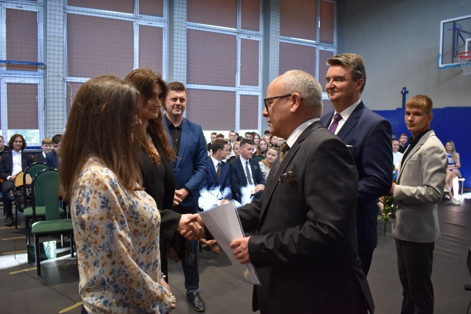 Zdjęcie w galerii na portalu naszwodzislaw.com: Maturzyści powiatowych szkół odebrali świadectwa [FOTO] wiadomości z regionu