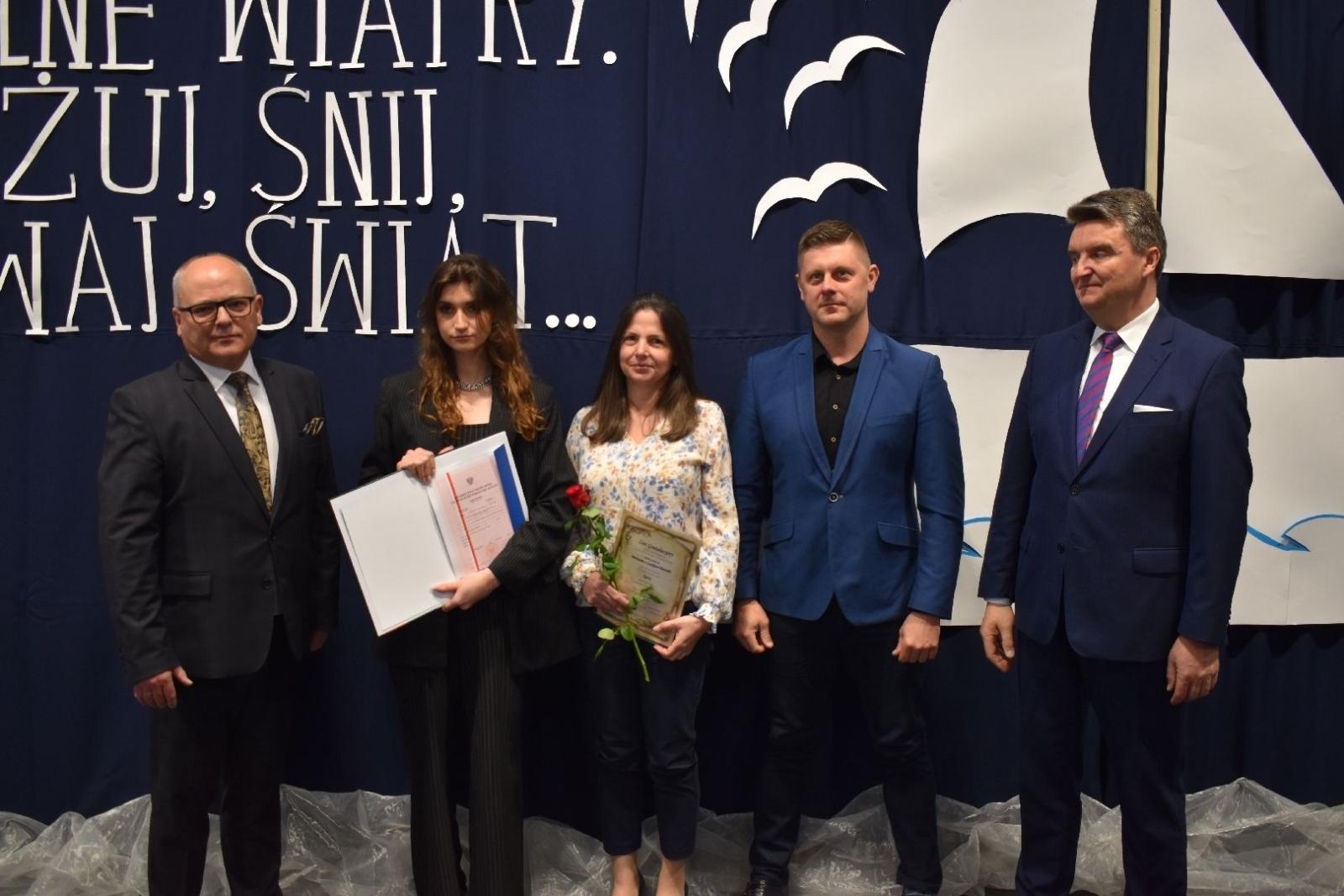 Zdjęcie w galerii na portalu naszwodzislaw.com: Maturzyści powiatowych szkół odebrali świadectwa [FOTO] wiadomości z regionu