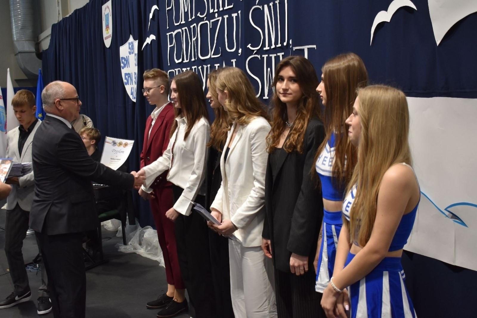 Zdjęcie w galerii na portalu naszwodzislaw.com: Maturzyści powiatowych szkół odebrali świadectwa [FOTO] wiadomości z regionu