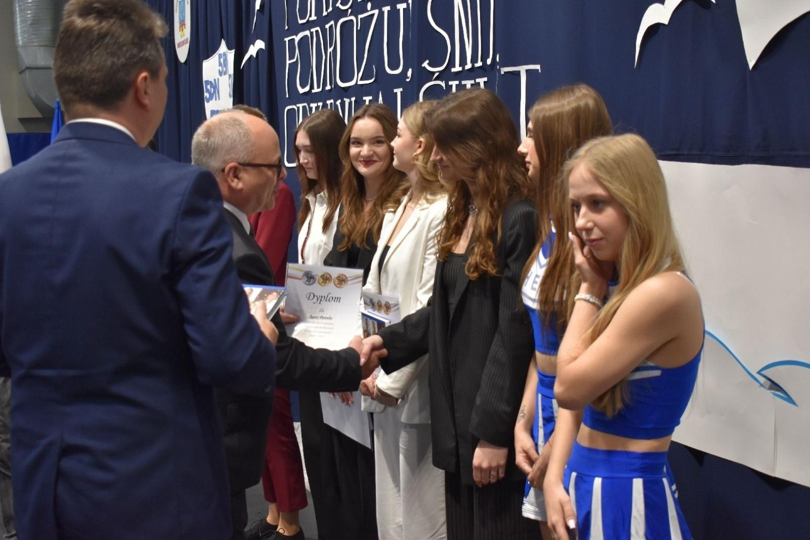 Zdjęcie w galerii na portalu naszwodzislaw.com: Maturzyści powiatowych szkół odebrali świadectwa [FOTO] wiadomości z regionu