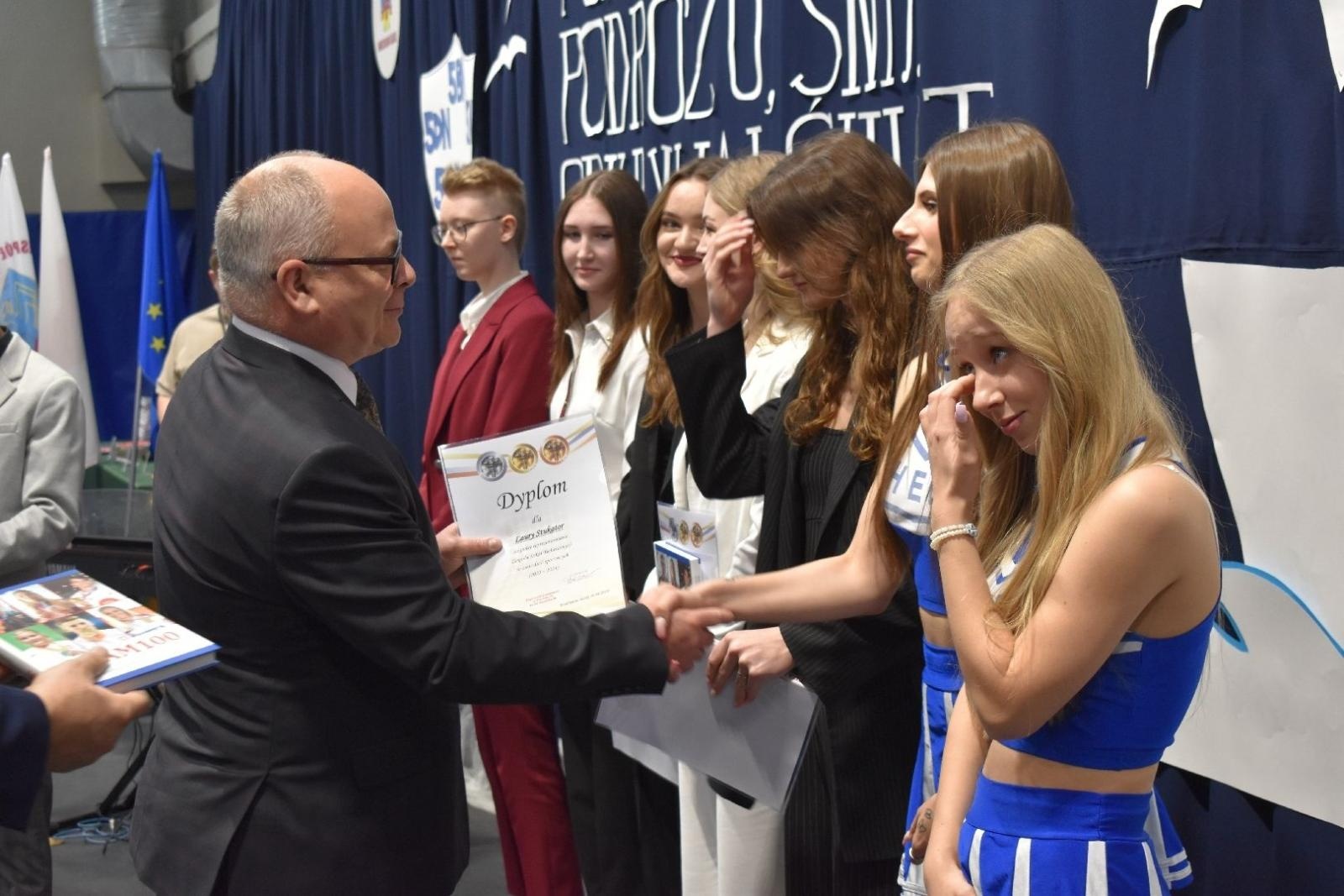 Zdjęcie w galerii na portalu naszwodzislaw.com: Maturzyści powiatowych szkół odebrali świadectwa [FOTO] wiadomości z regionu