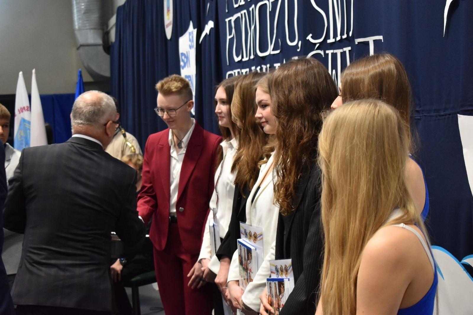 Zdjęcie w galerii na portalu naszwodzislaw.com: Maturzyści powiatowych szkół odebrali świadectwa [FOTO] wiadomości z regionu