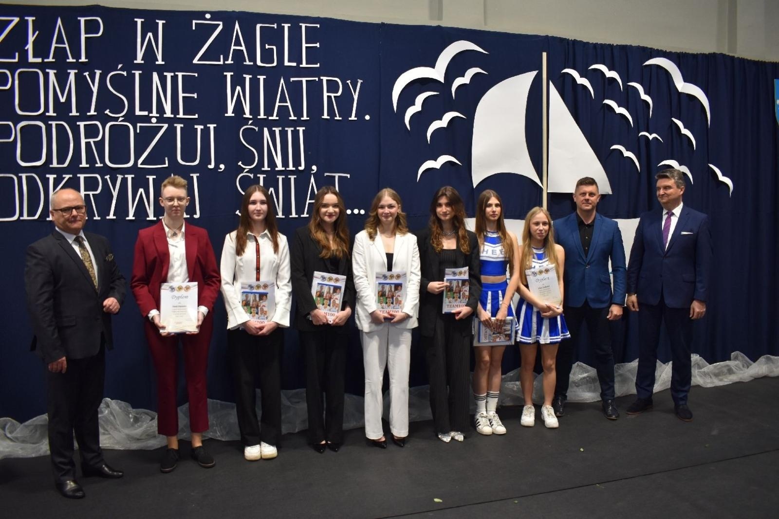 Zdjęcie w galerii na portalu naszwodzislaw.com: Maturzyści powiatowych szkół odebrali świadectwa [FOTO] wiadomości z regionu