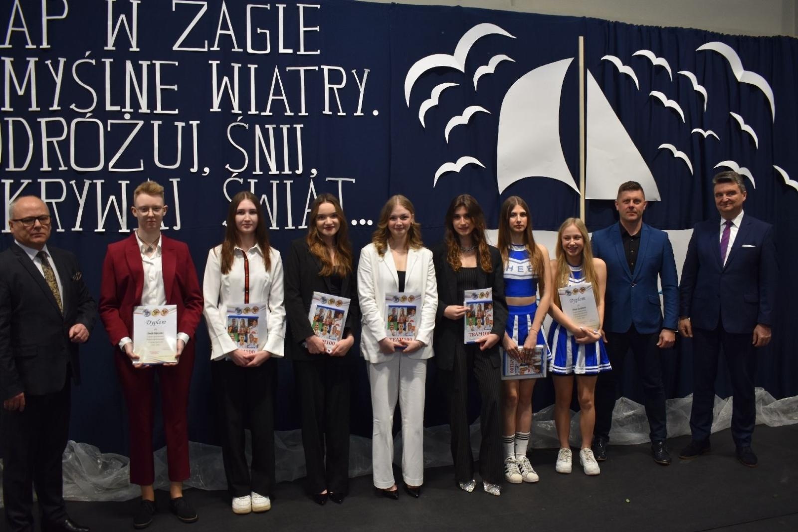 Zdjęcie w galerii na portalu naszwodzislaw.com: Maturzyści powiatowych szkół odebrali świadectwa [FOTO] wiadomości z regionu