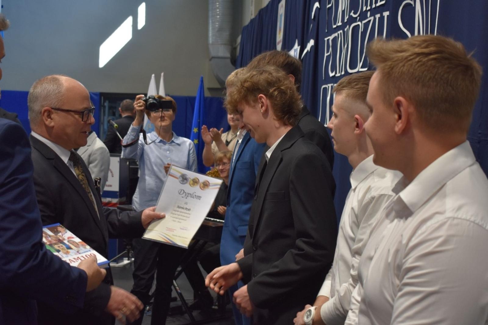 Zdjęcie w galerii na portalu naszwodzislaw.com: Maturzyści powiatowych szkół odebrali świadectwa [FOTO] wiadomości z regionu